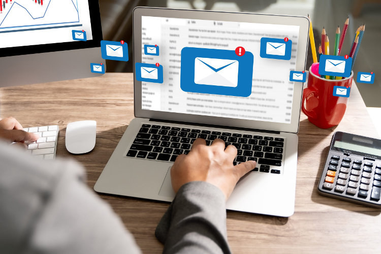 Mail communication connection message to mailing contacts on computer